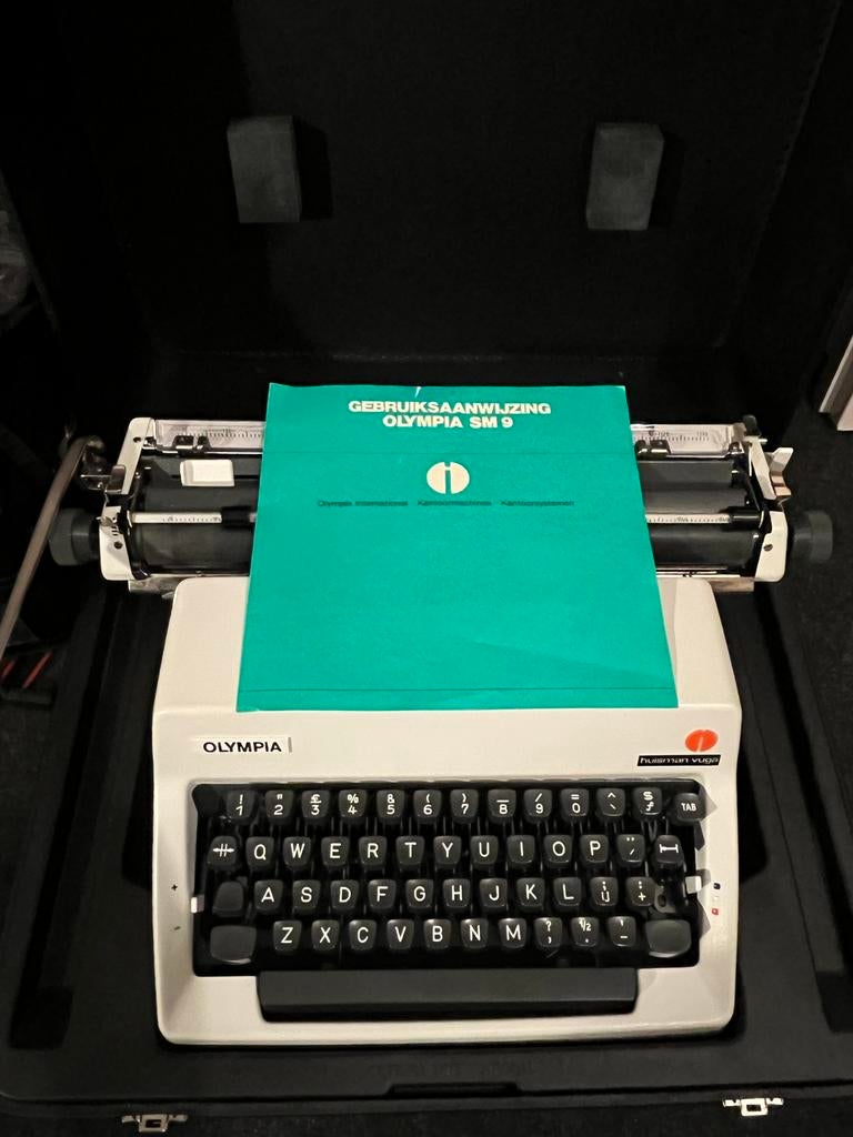 Prachtige Olympia SM9 – typemachine– NL Layout, Ophalen of Verzenden, Zo goed als nieuw