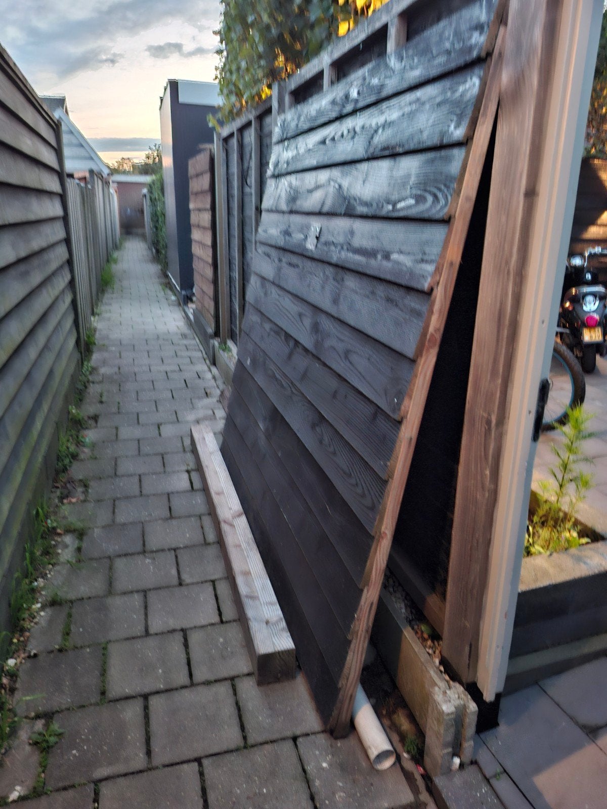 Zwart houten schuttingdeel gratis af te halen, Tuin en Terras, Minder dan 3 meter, Ophalen of Verzenden, Hout, 1 tot 2 meter