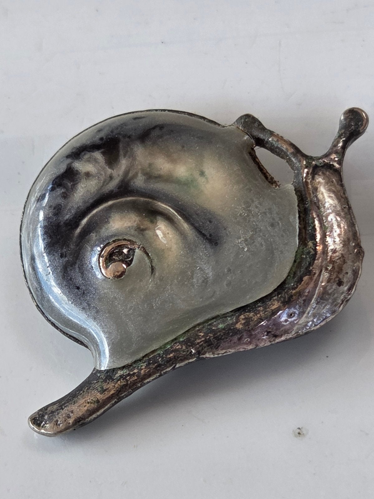oude emaille broche slak, Overige materialen, Gebruikt, Verzenden, Minder dan 4 cm