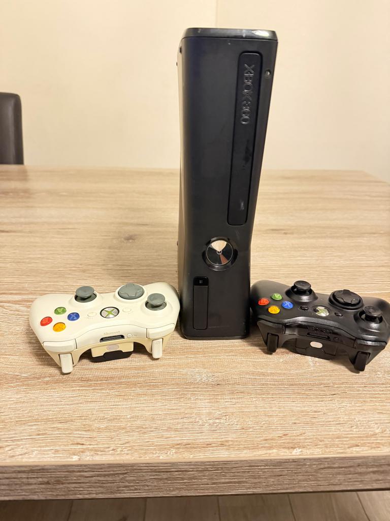 Xbox 360 E met 2 controllers en 6 spellen, Spelcomputers en Games, Spelcomputers | Xbox 360, Ophalen, 360 E, Met 2 controllers