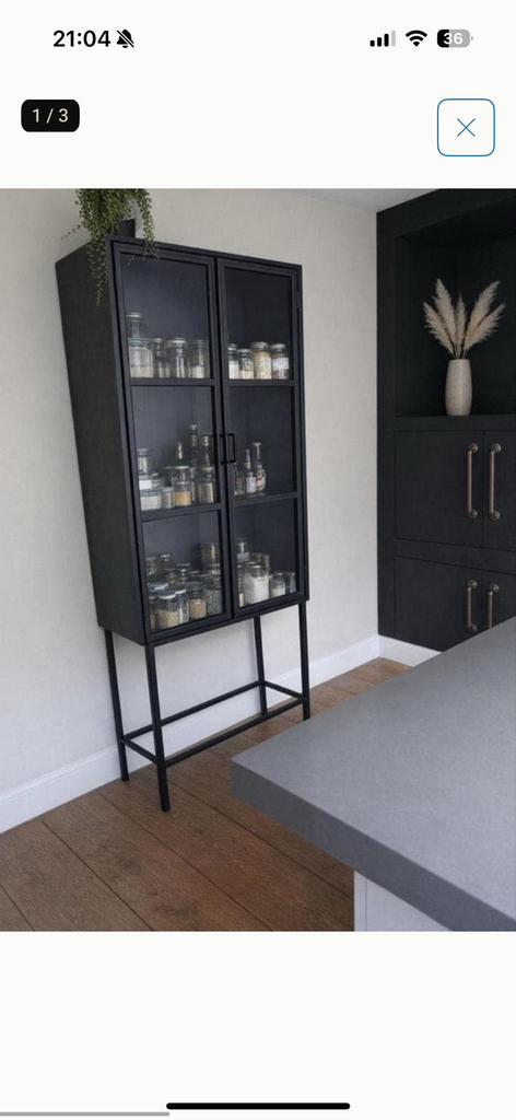 stoere zwarte industriële vitrinekast van metaal met glas, Ophalen, 50 tot 100 cm, Zo goed als nieuw, Metaal