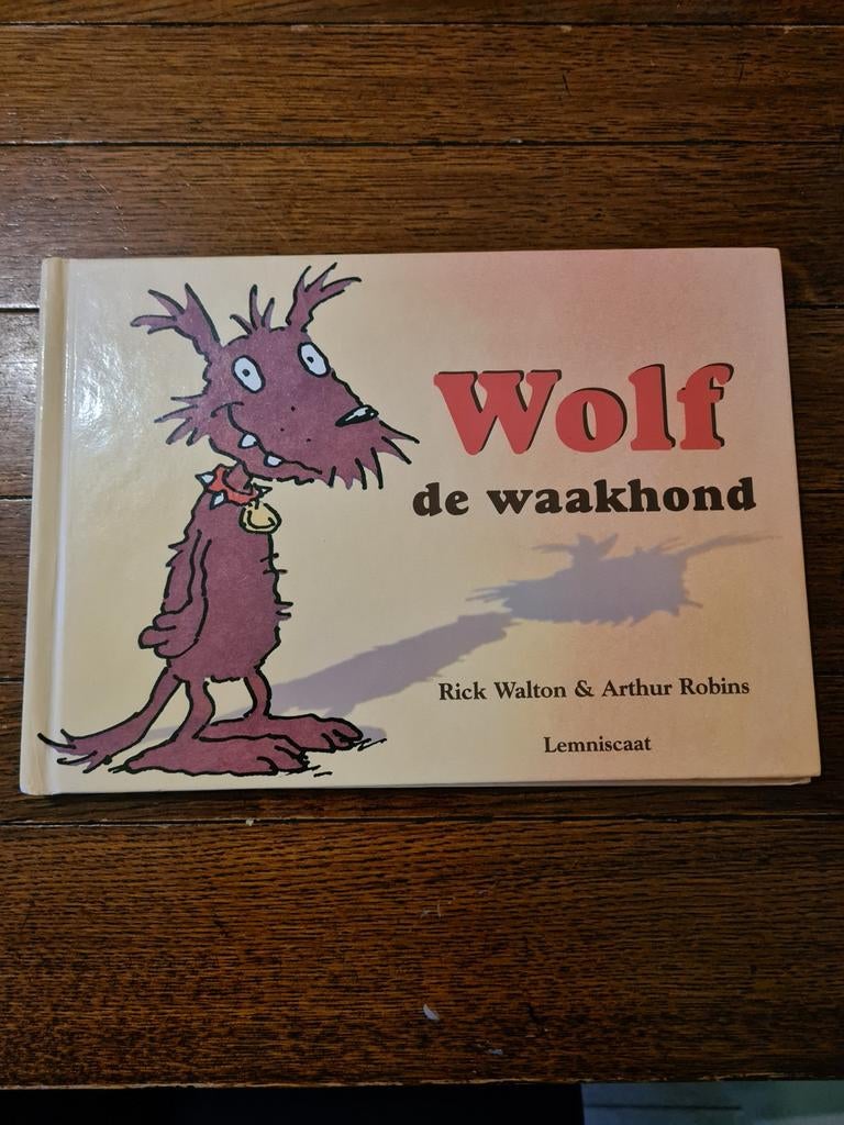 R. Walton - Wolf de waakhond, Ophalen of Verzenden, Zo goed als nieuw, R. Walton