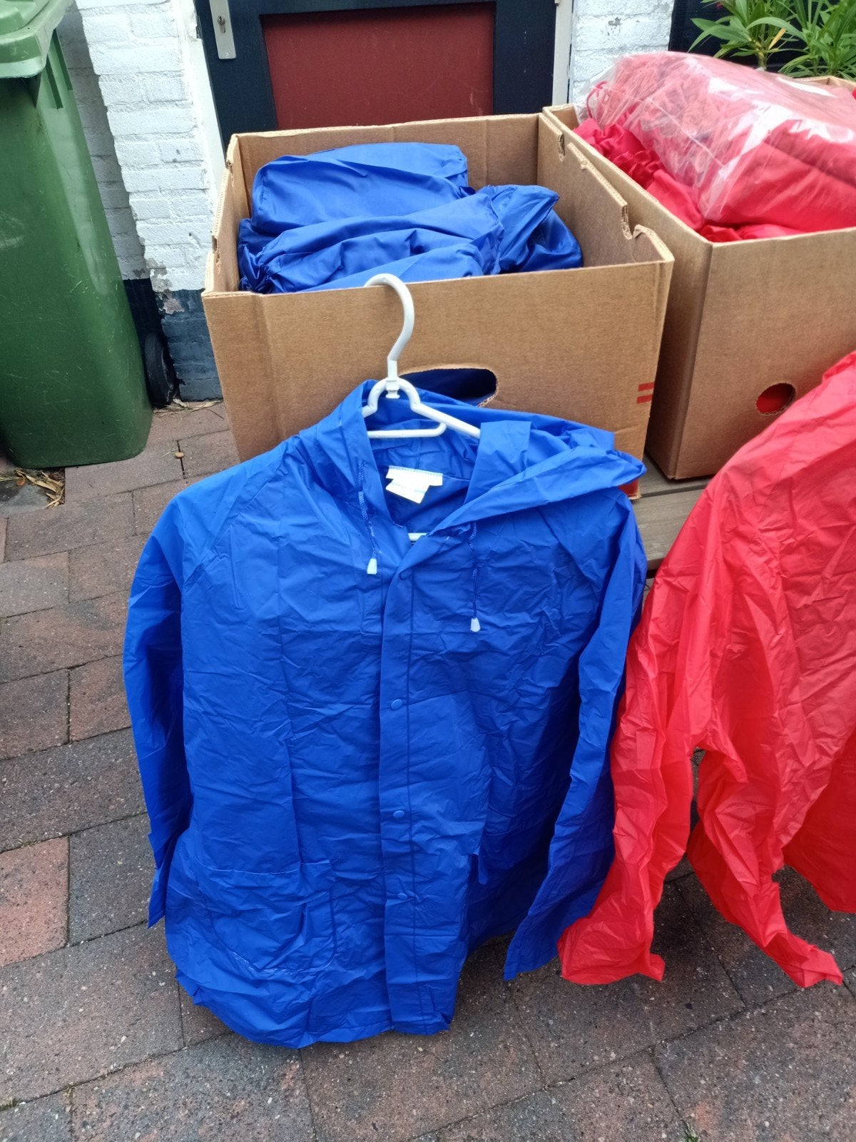 nieuwe regenjassen, Ophalen, Nieuw