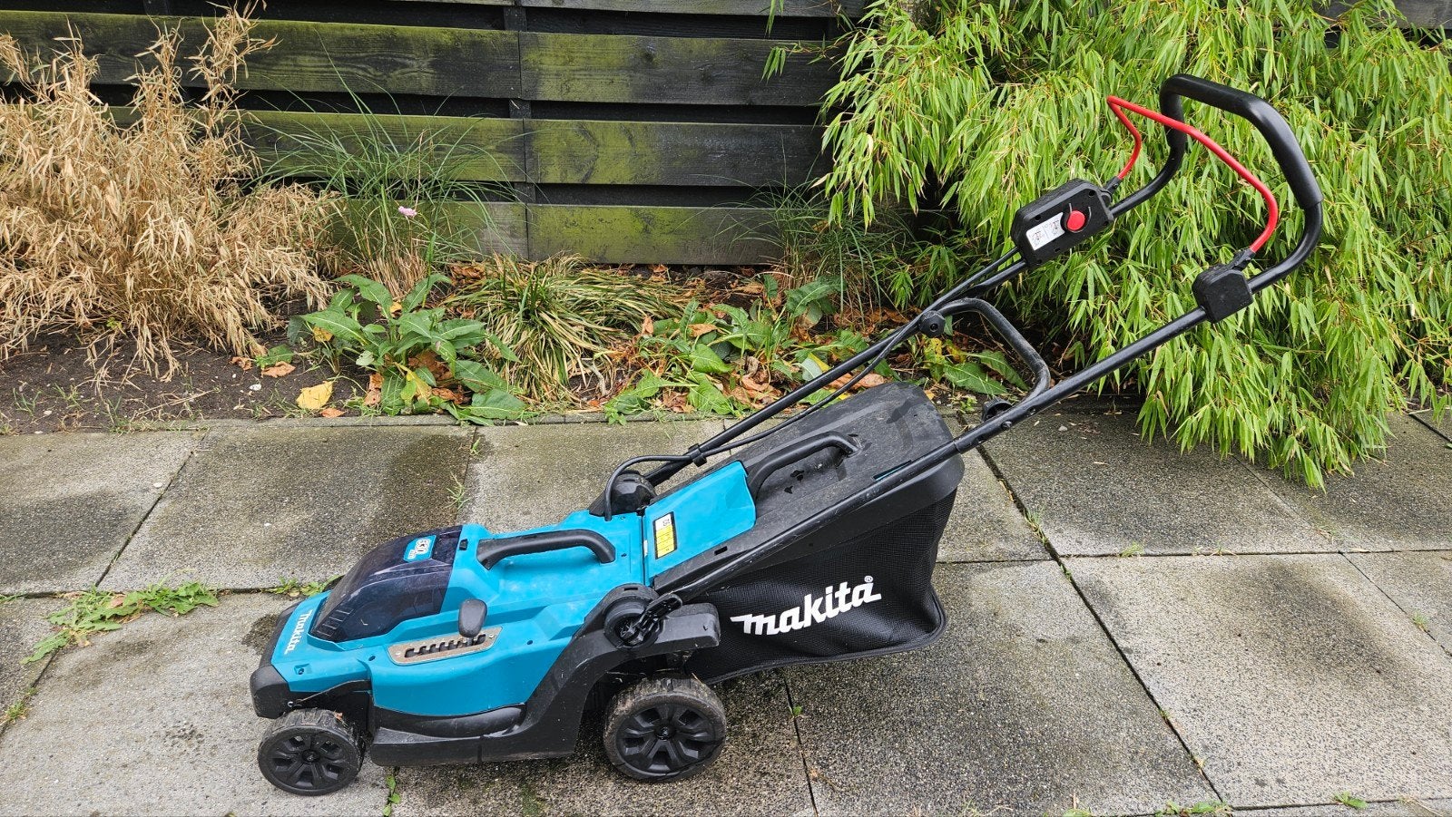 Makita Accu Grasmaaier 330mm met Lader en Accu, Tuin en Terras, Grasmaaiers, Ophalen, Cirkelmaaier, Accu-grasmaaier, Zo goed als nieuw