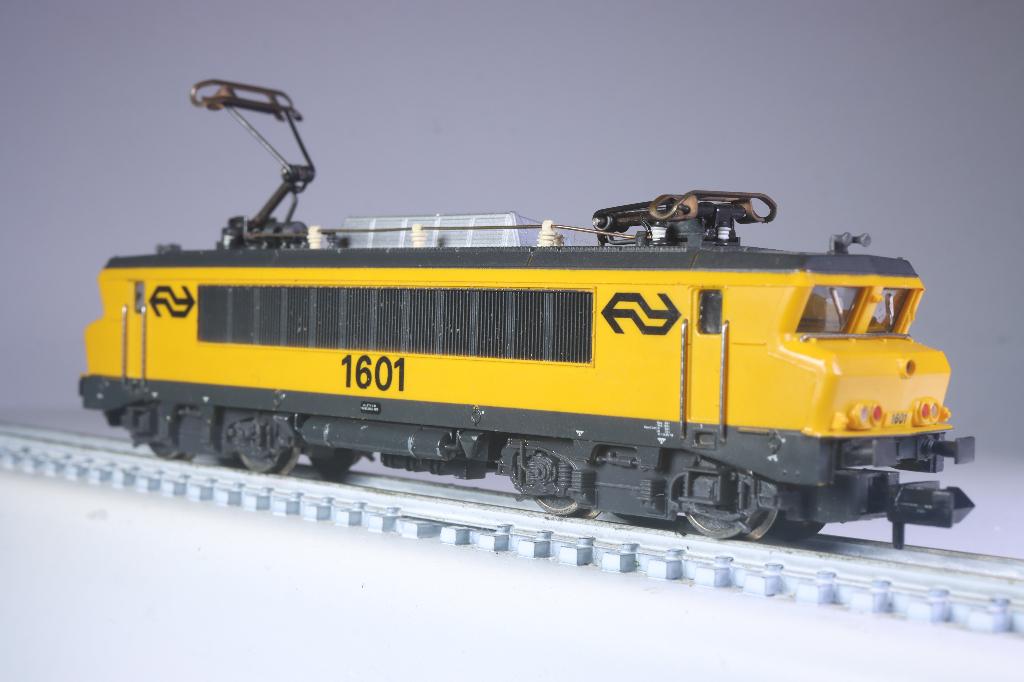 Elektrische locomotief type 1600, geel/grijs, NS, Hobby en Vrije tijd, Verzenden, Fleischmann, Gelijkstroom, Locomotief