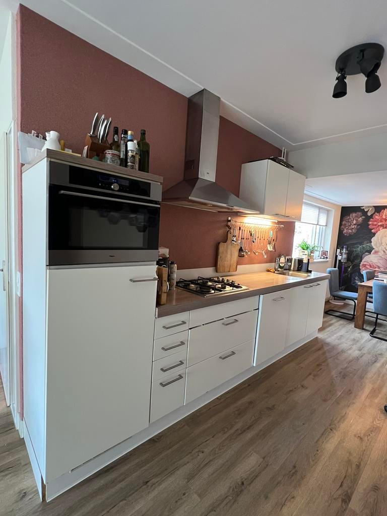 Te koop: witte keuken met houtlook aanrechtblad, Huis en Inrichting, Ophalen, Gebruikt, Wit, Enkelwandige keuken