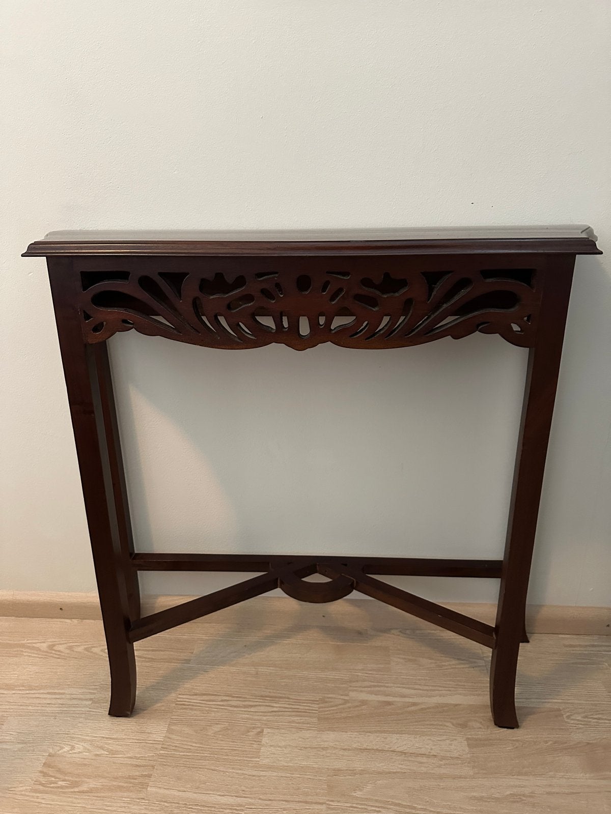 Sidetable met sierlijk mahonie houtsnijwerk., Ophalen