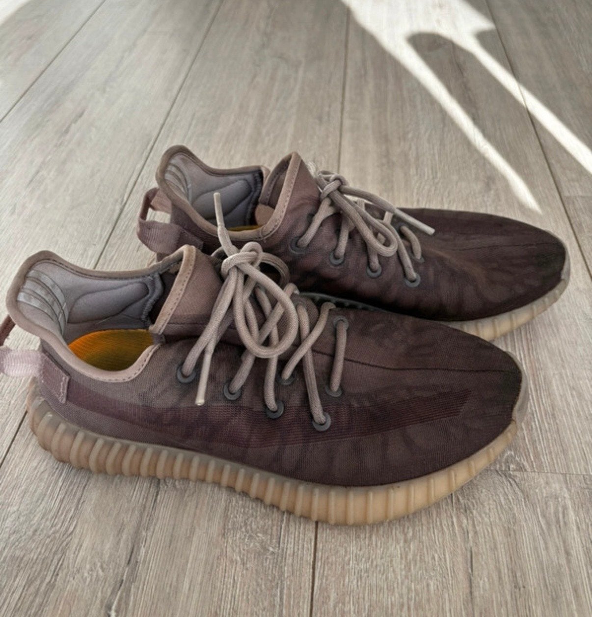 Yeezy Boost 350 V2 Mono Mist - Maat 42, Kleding | Dames, Schoenen, Ophalen of Verzenden, Gedragen, Grijs, Sneakers of Gympen