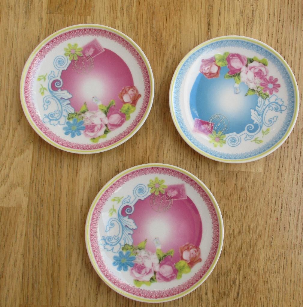 3 gave bordjes sweet memories vroom en dreesmann rond 12cm, Ophalen of Verzenden, Zo goed als nieuw, Bord(en), Overige stijlen