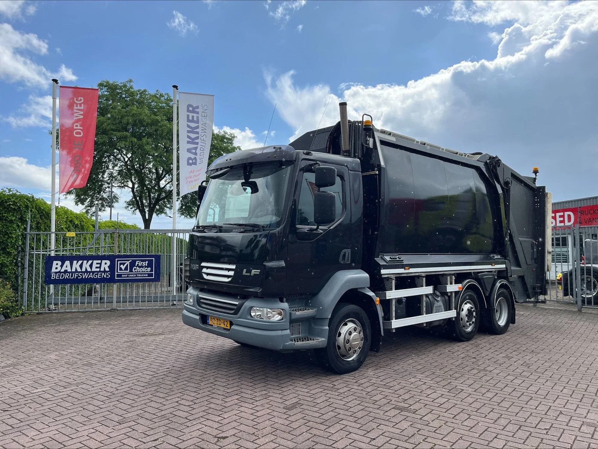 DAF LF 55 *2012* - GEESINK - 100.000KM! (bj 2012), Auto's, Vrachtwagens, Automaat, Euro 5, Zwart, Bedrijf