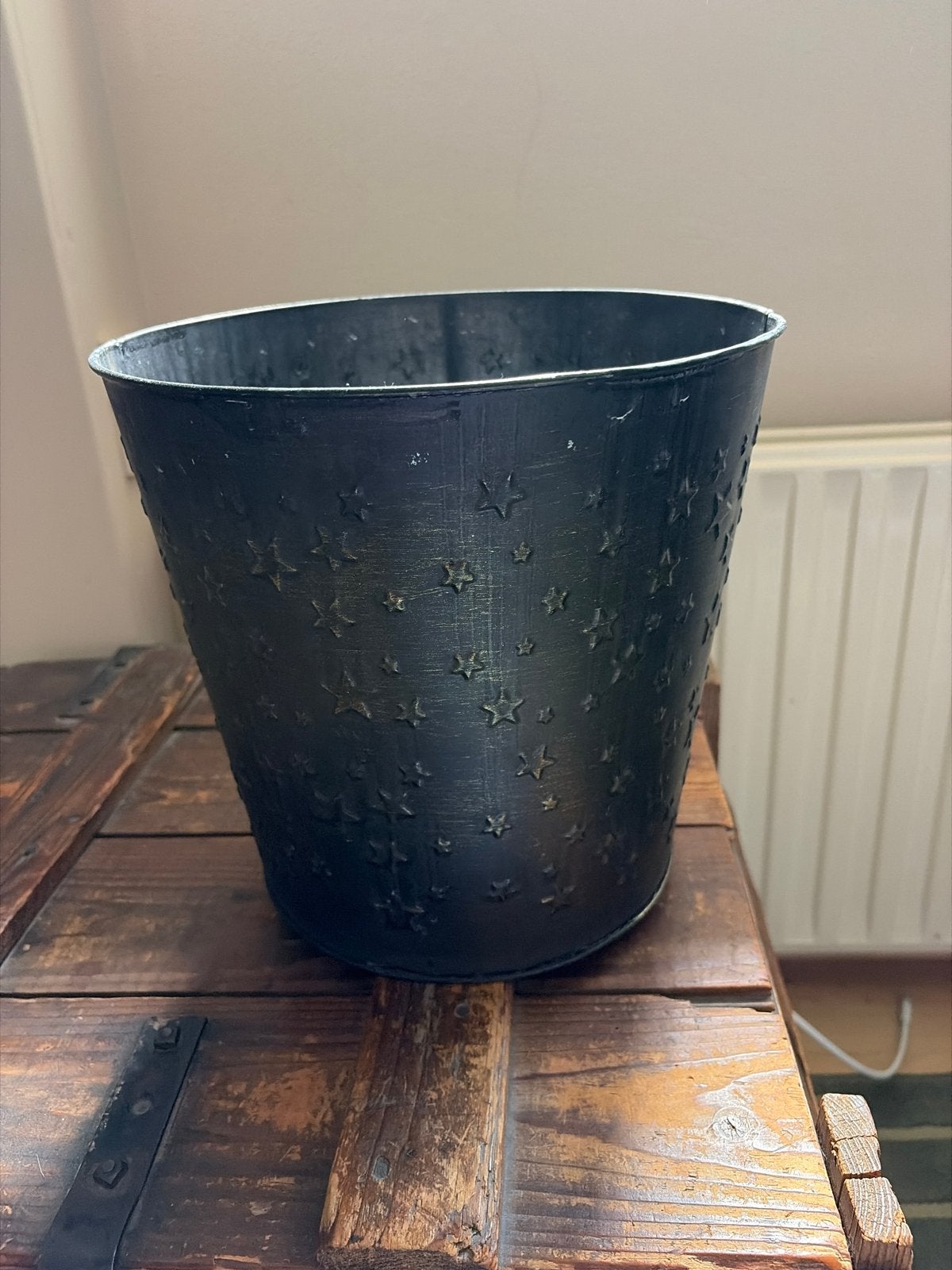 Zwarte metalen kerst emmer met sterrenpatroon, Ophalen, Zo goed als nieuw