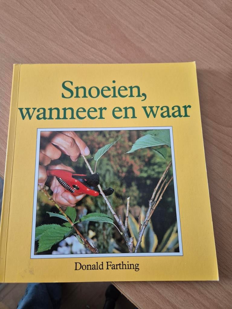 J.J. Hoedeman - Snoeien, wanneer en waar, Boeken, Ophalen of Verzenden, Zo goed als nieuw, Bloemen, Planten en Bomen, J.J. Hoedeman; Donald Farthing