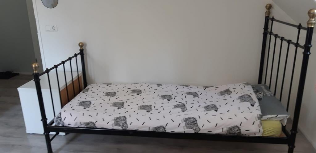 Eenpersoonsbed 200x90 cm - Zwart metaal met lattenbodem, Ophalen, Gebruikt, 90 cm, Eenpersoons