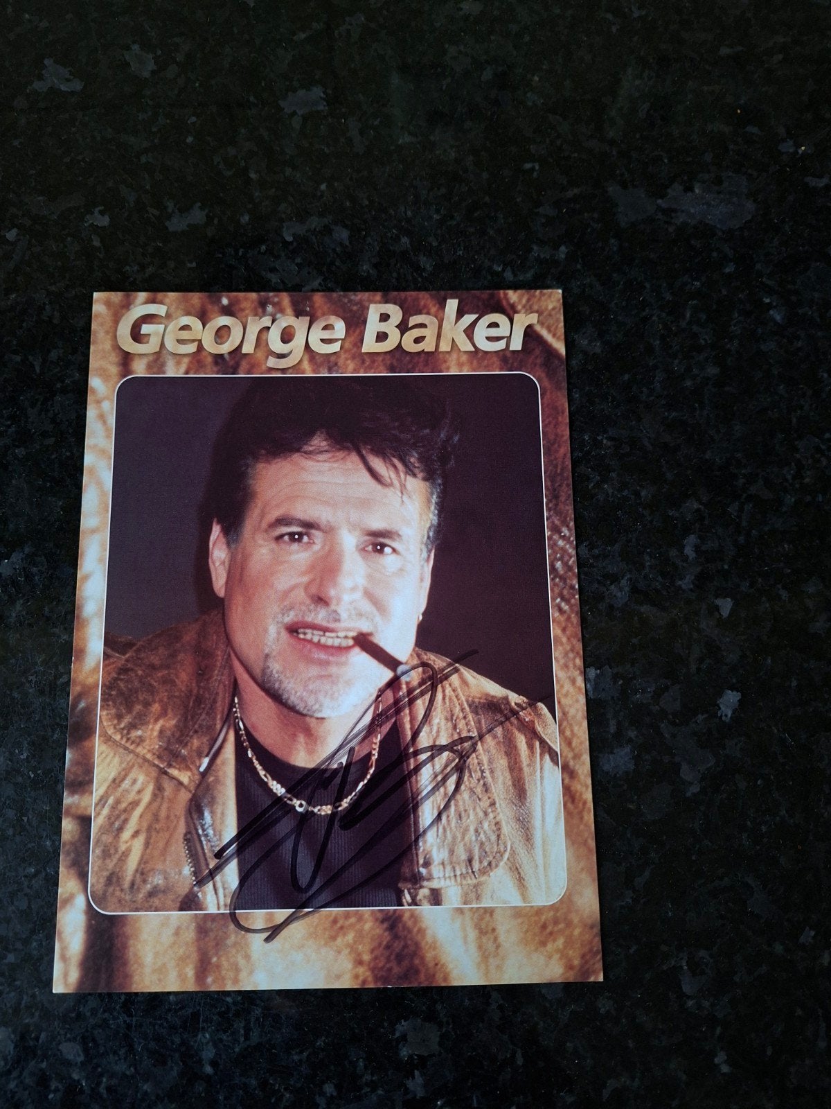 t.e.a.b Gesigneerde foto George Baker - Originele handtekeni, Verzamelen, Ophalen of Verzenden, Nieuw, Foto of Kaart, Gesigneerd