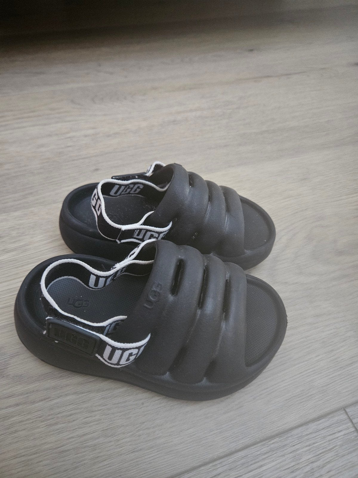 Ugg slippers maat 23, Kinderen en Baby's, Kinderkleding | Schoenen en Sokken, Ophalen of Verzenden, Zo goed als nieuw, Meisje
