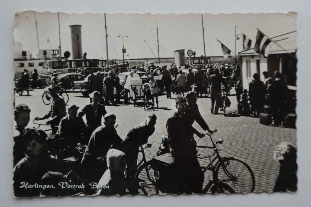 Ansichtkaart Harlingen Vertrek Boten ( Boot Haven VW Kever, Ophalen of Verzenden, 1960 tot 1980, Gelopen, Friesland