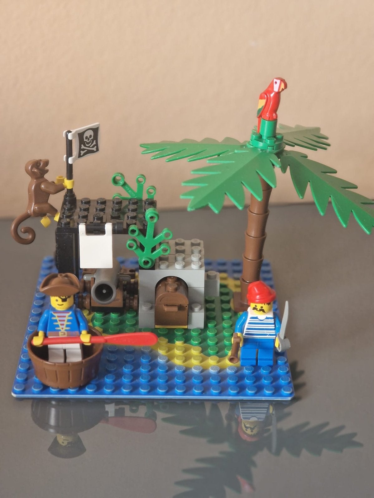 LEGO Legoland Piraten Eiland 6260 met 2 piraten en aap, Ophalen of Verzenden, Gebruikt