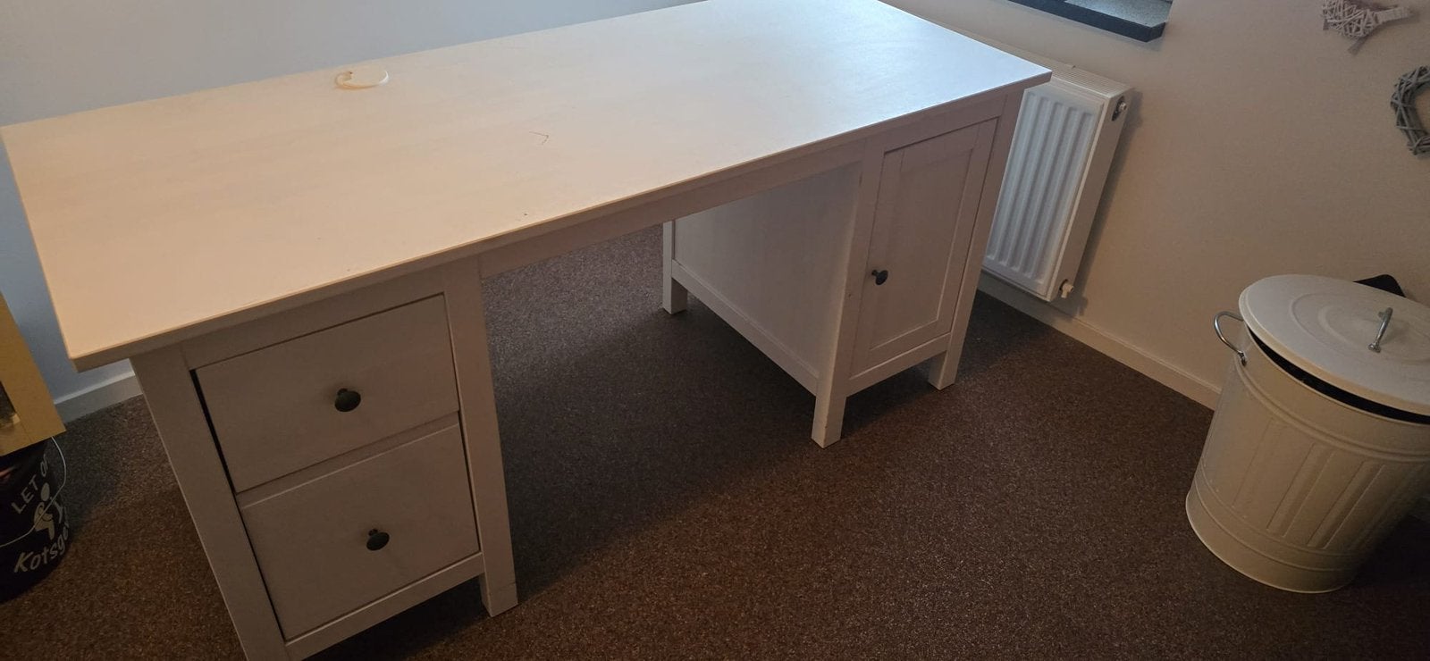 Hemnes bureau IKEA, Huis en Inrichting, Bureaus, Overige stijlen, Gebruikt, Hout, Schoolbureau