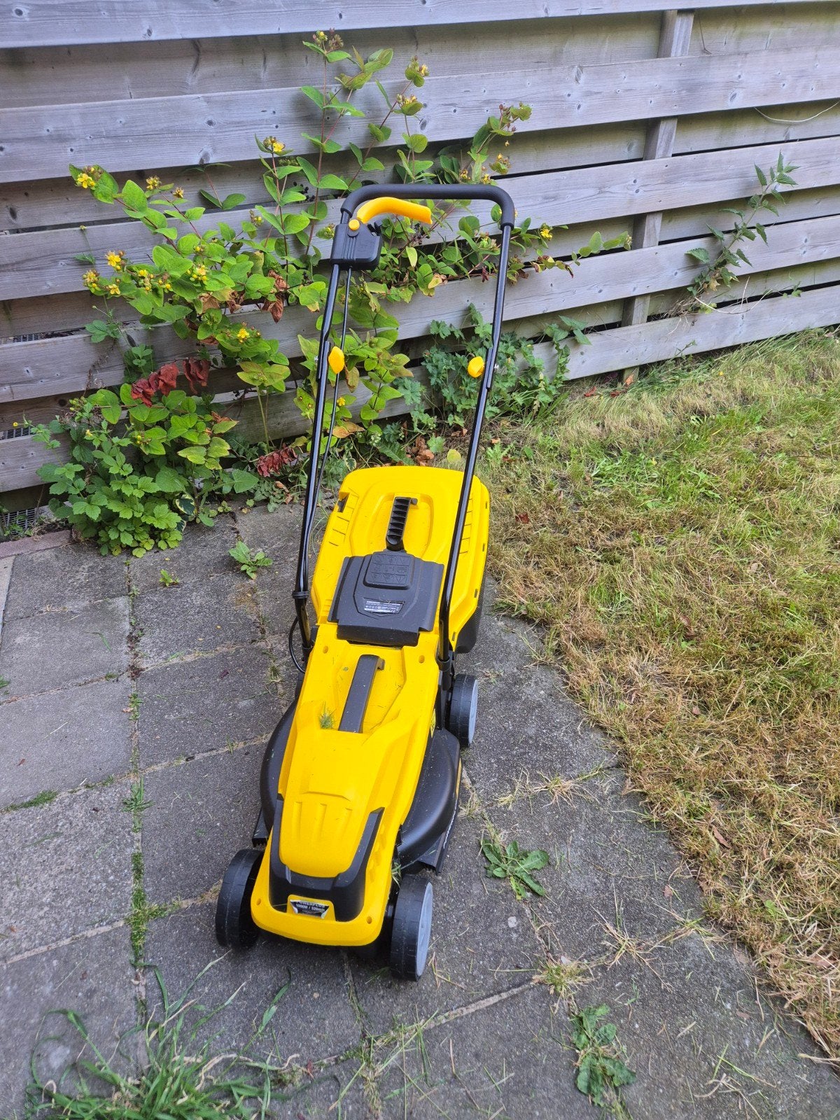Gele elektrische grasmaaier - Zo goed als nieuw, Tuin en Terras, Grasmaaiers, Ophalen, Cirkelmaaier, Elektrische grasmaaier, Onbekend