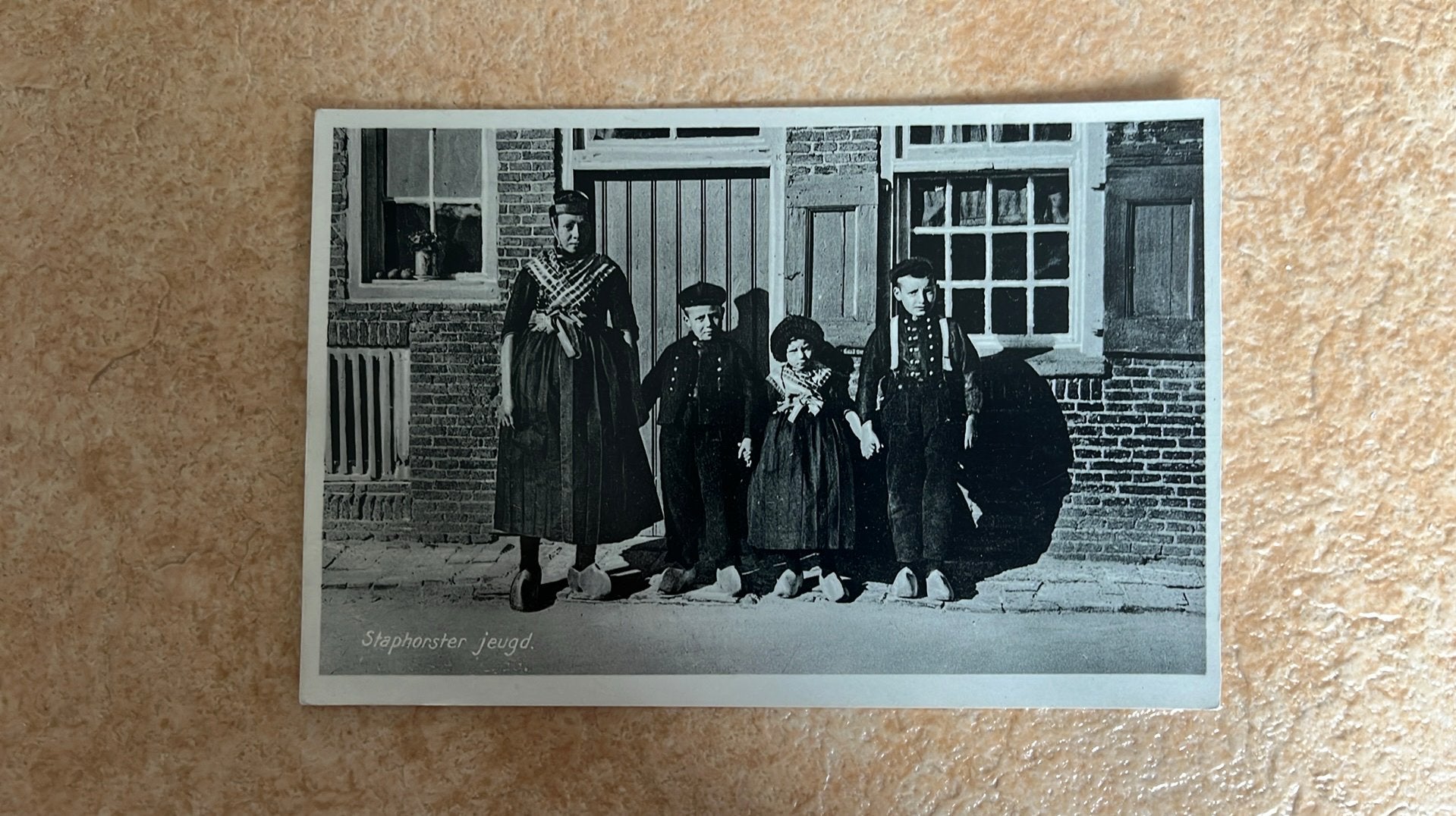 Staphorster jeugd in klederdracht 1939, Ophalen of Verzenden, 1920 tot 1940, Gelopen, Klederdracht