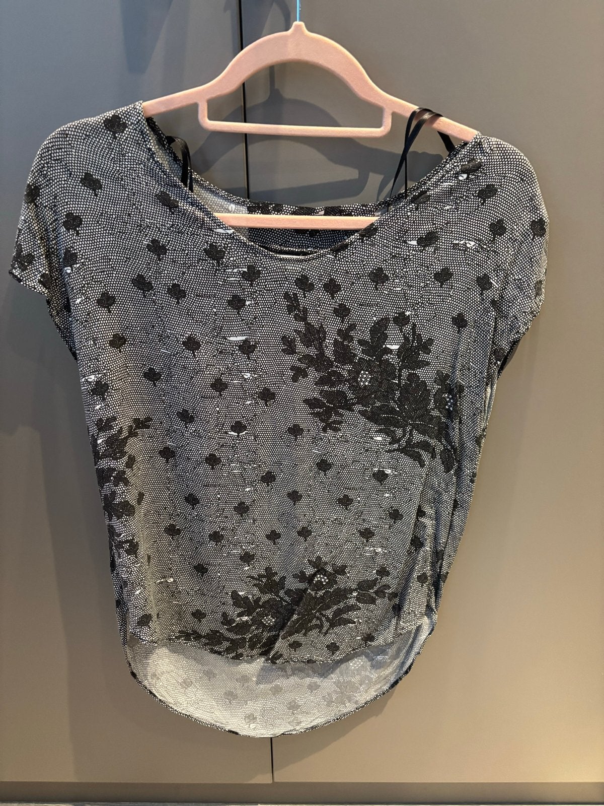 Vanilia top met bloemenpatroon - Zwart, grijs, wit mt 34/36, Kleding | Dames, Meerkleurig, Ophalen of Verzenden, Zo goed als nieuw