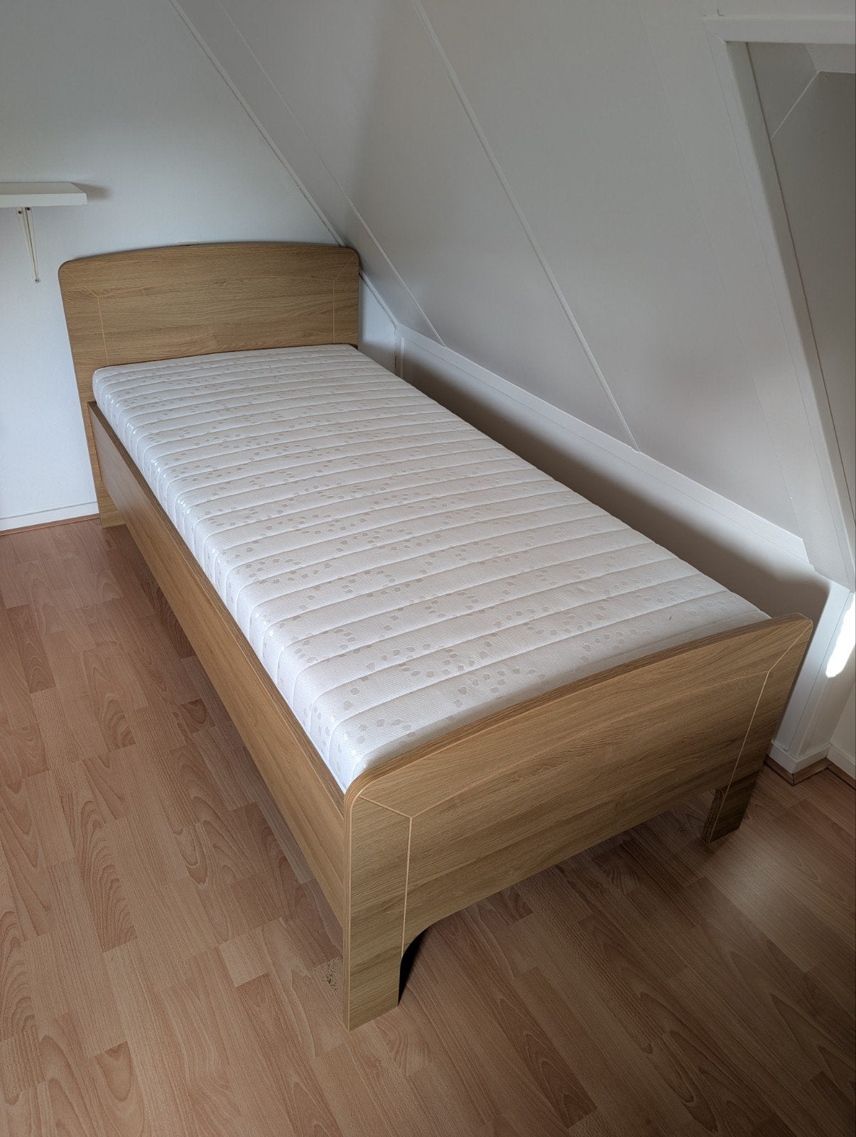 Eenpersoonsbed met lattenbodem en matras - Zo goed als nieuw, Huis en Inrichting, Ophalen, 90 cm, Zo goed als nieuw, 200 cm