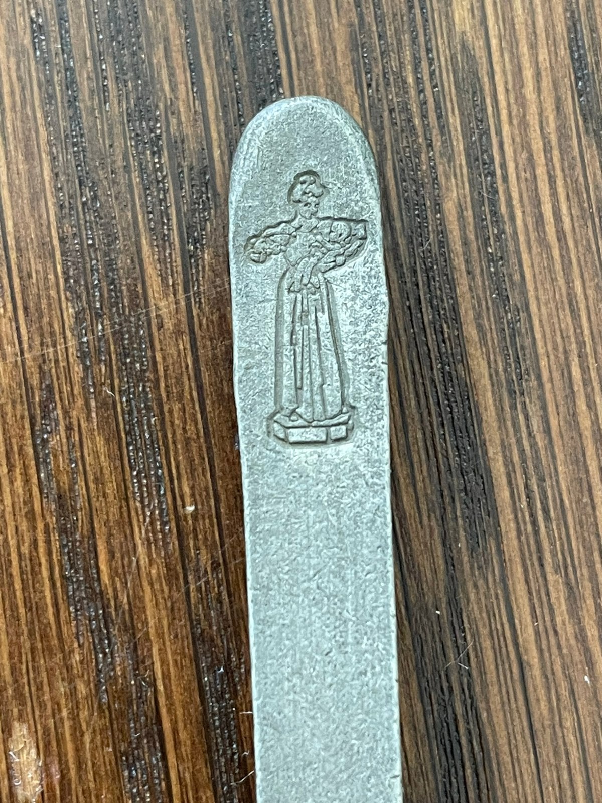 Tinnen kinder Lepel met figuur gravure, lengte 12,5 cm, Ophalen of Verzenden