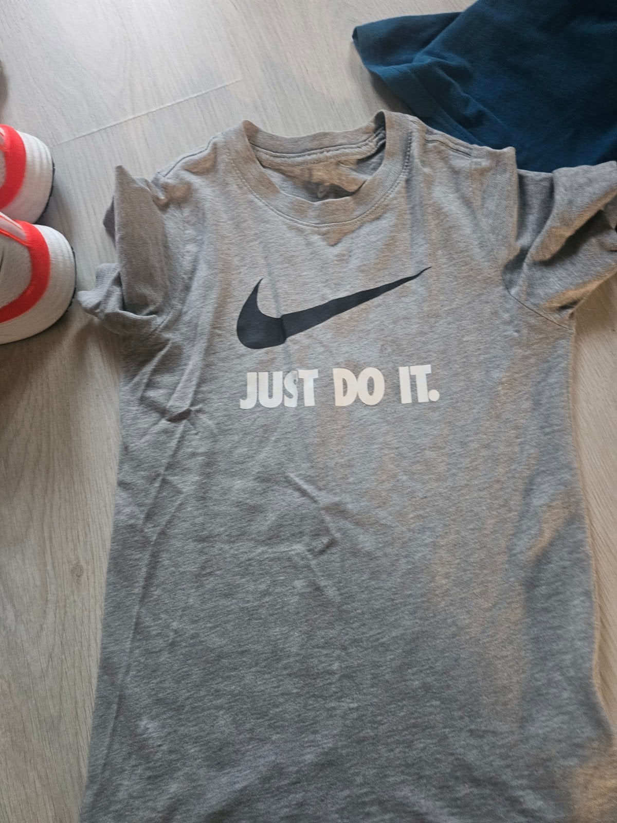 Nike 'Just Do It' T-shirt - Maat S (128-137 cm), Ophalen of Verzenden, Gebruikt, Nike, Jongen of Meisje