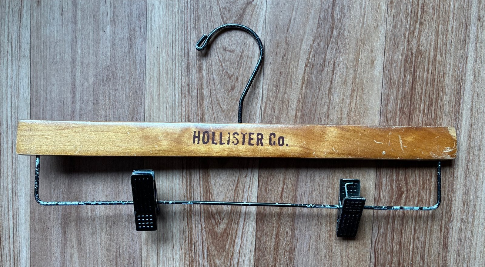 Hollister Co. Houten Broekhangers met Clips (5 stuks), Kleding | Dames, Kledinghangers, Ophalen of Verzenden, Gebruikt, Hout, Volwassenen