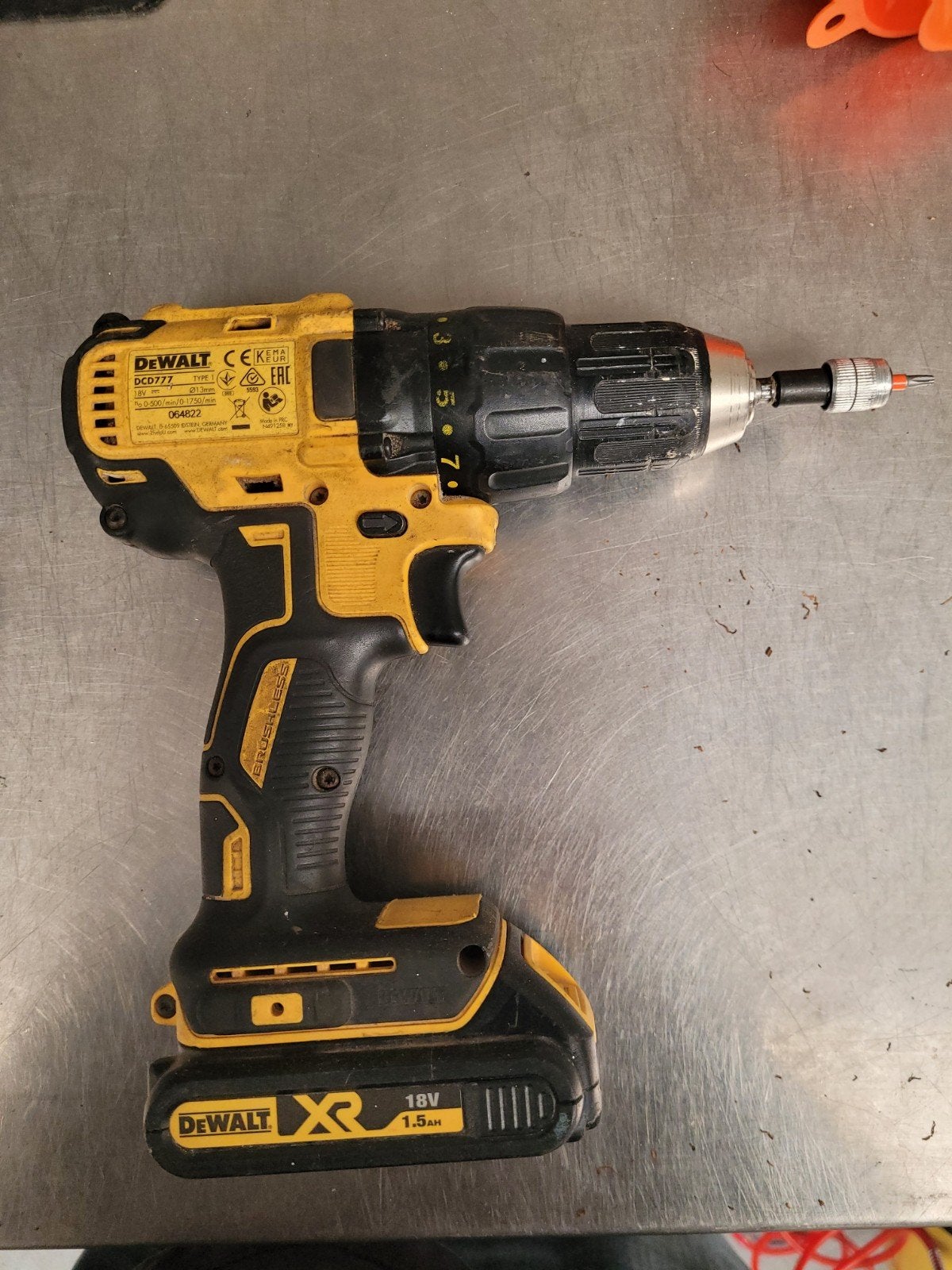 DeWalt Schroefmachine DCD777 met 2 accu's en lader, Ophalen, Gebruikt, Boor- en Schroefmachine, Variabele snelheid