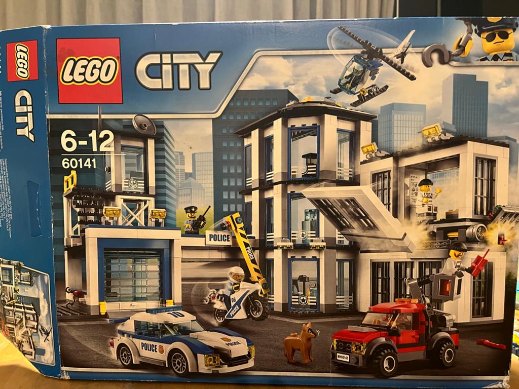 LEGO City Politiebureau 60141 - Complete set met doos, Kinderen en Baby's, City, Lego, Ophalen of Verzenden, Zo goed als nieuw