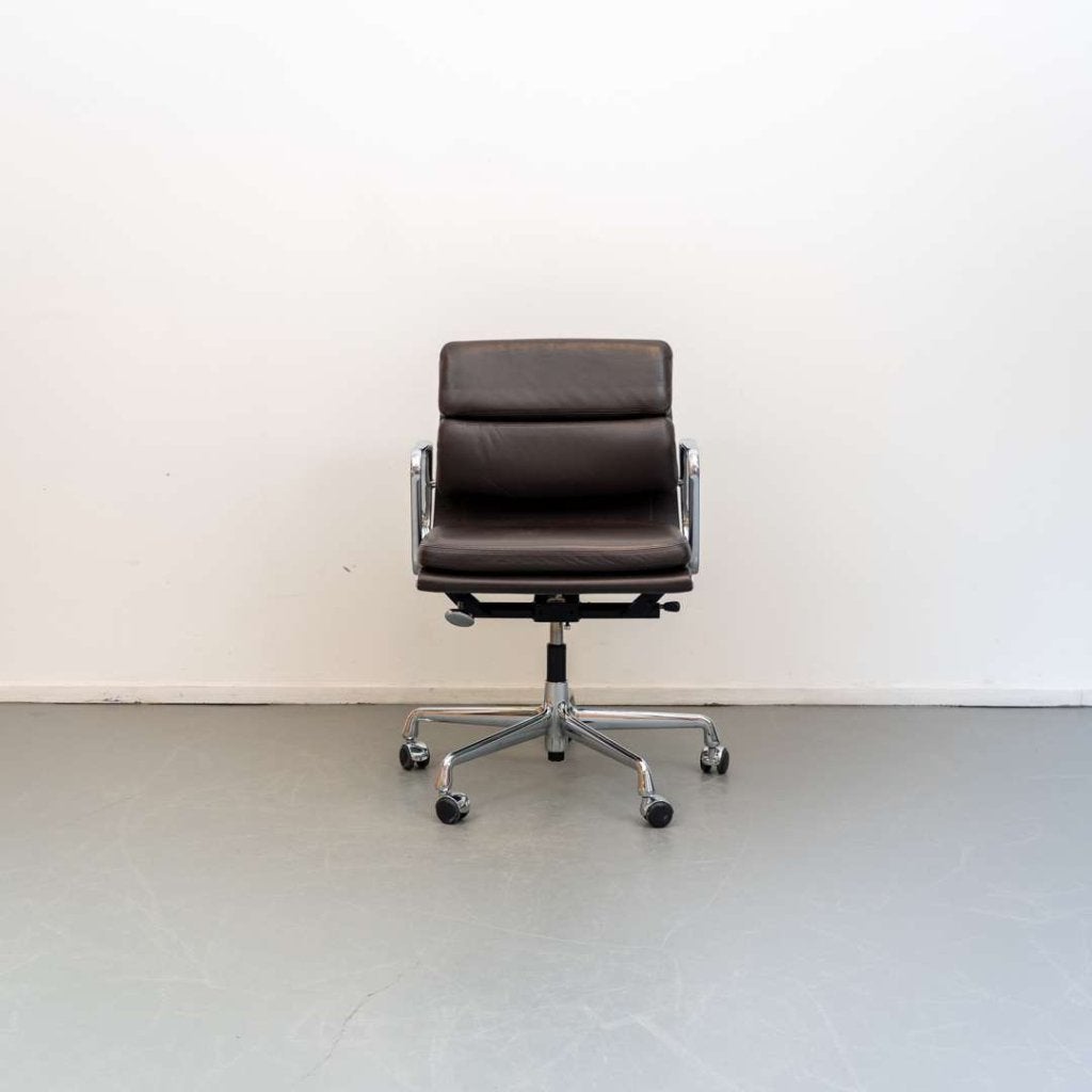 4x Vitra EA217 Bureaustoel Bruin Leer - Aluminium, Huis en Inrichting, Bureaustoelen, Niet ingevuld, Niet ingevuld, Zo goed als nieuw