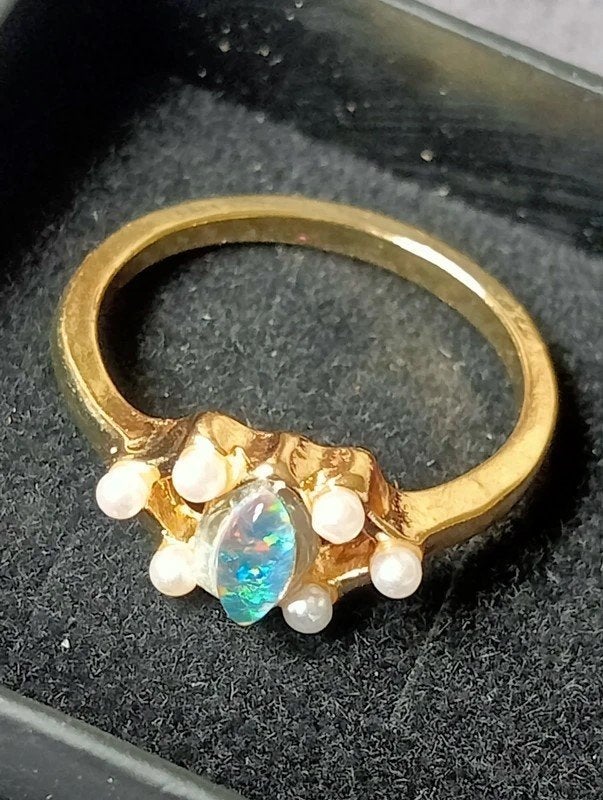 Goudkleurige ring natuurlijk Opaal Triplet 7x5 1ct maat 17.8, Nieuw, Ophalen of Verzenden, 17 tot 18, Dame