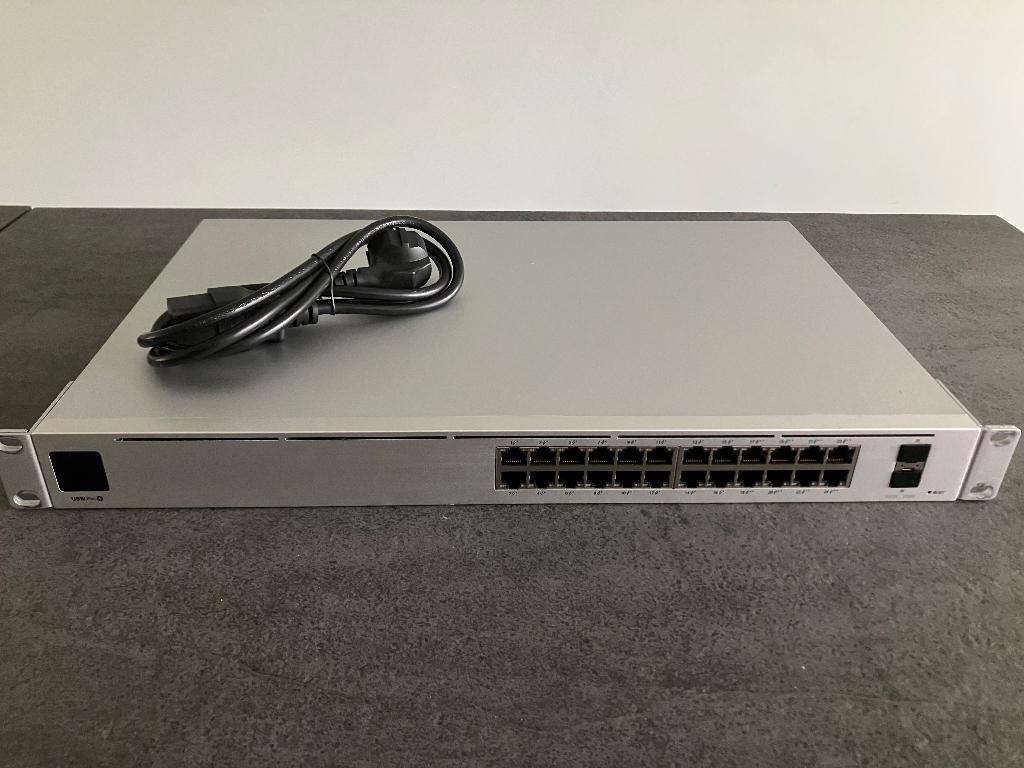 Ubiquiti UniFi Pro 24 PoE switch, Computers en Software, Netwerk switches, Ophalen, Zo goed als nieuw