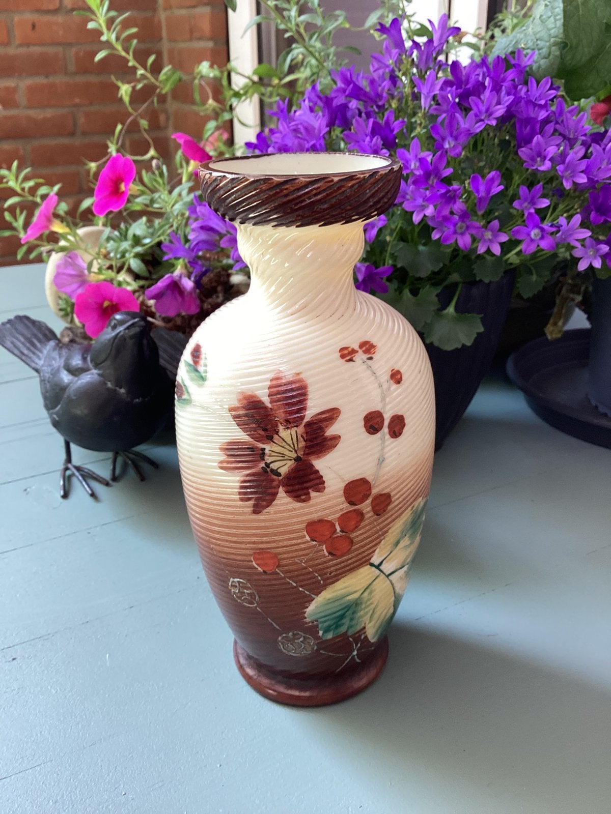 Opaline glazen vaas met handbeschilderde bloemmotieven., Ophalen