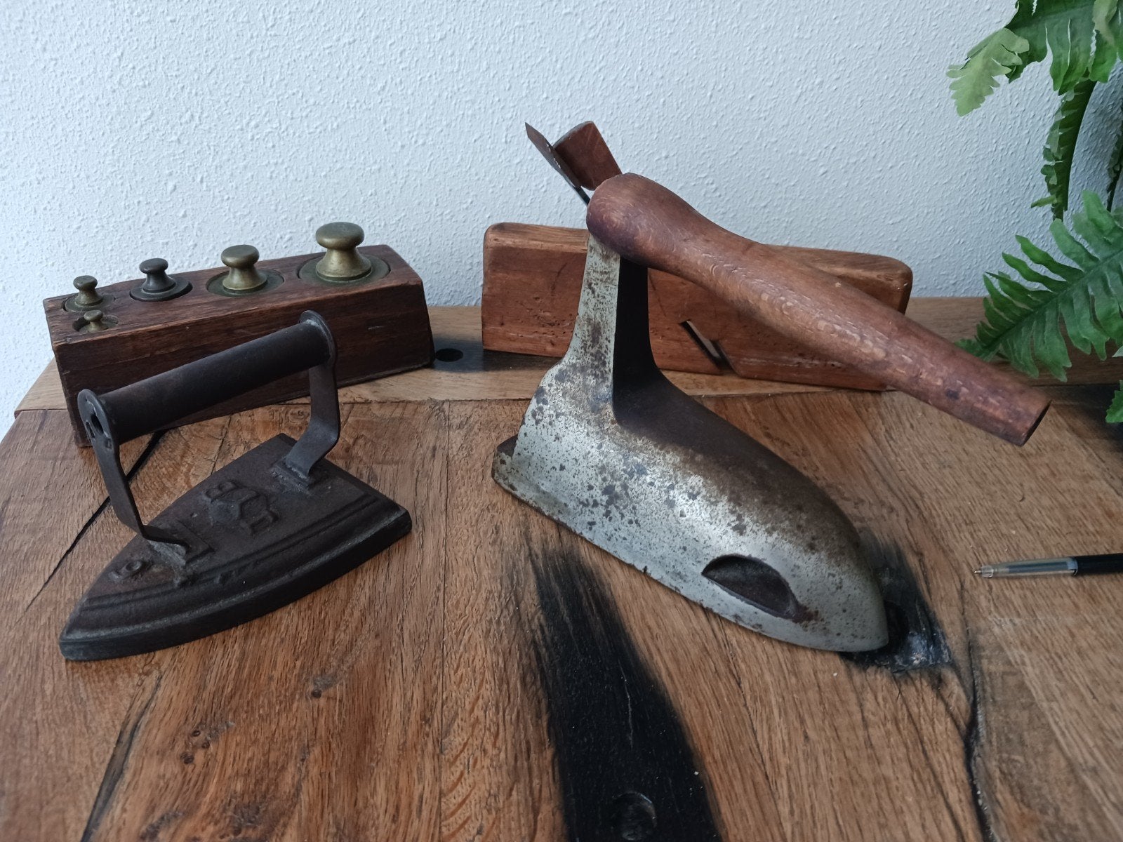 2 oude strijkijzers en oude schaaf, Ophalen of Verzenden