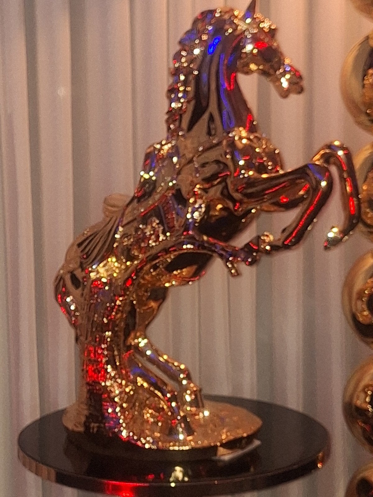 ERIK KUSTER STIJL  GROOT  BRONS GOUDEN STIJGEND PAARD, Ophalen, Meerkleurig, Kunststof, Klassiek