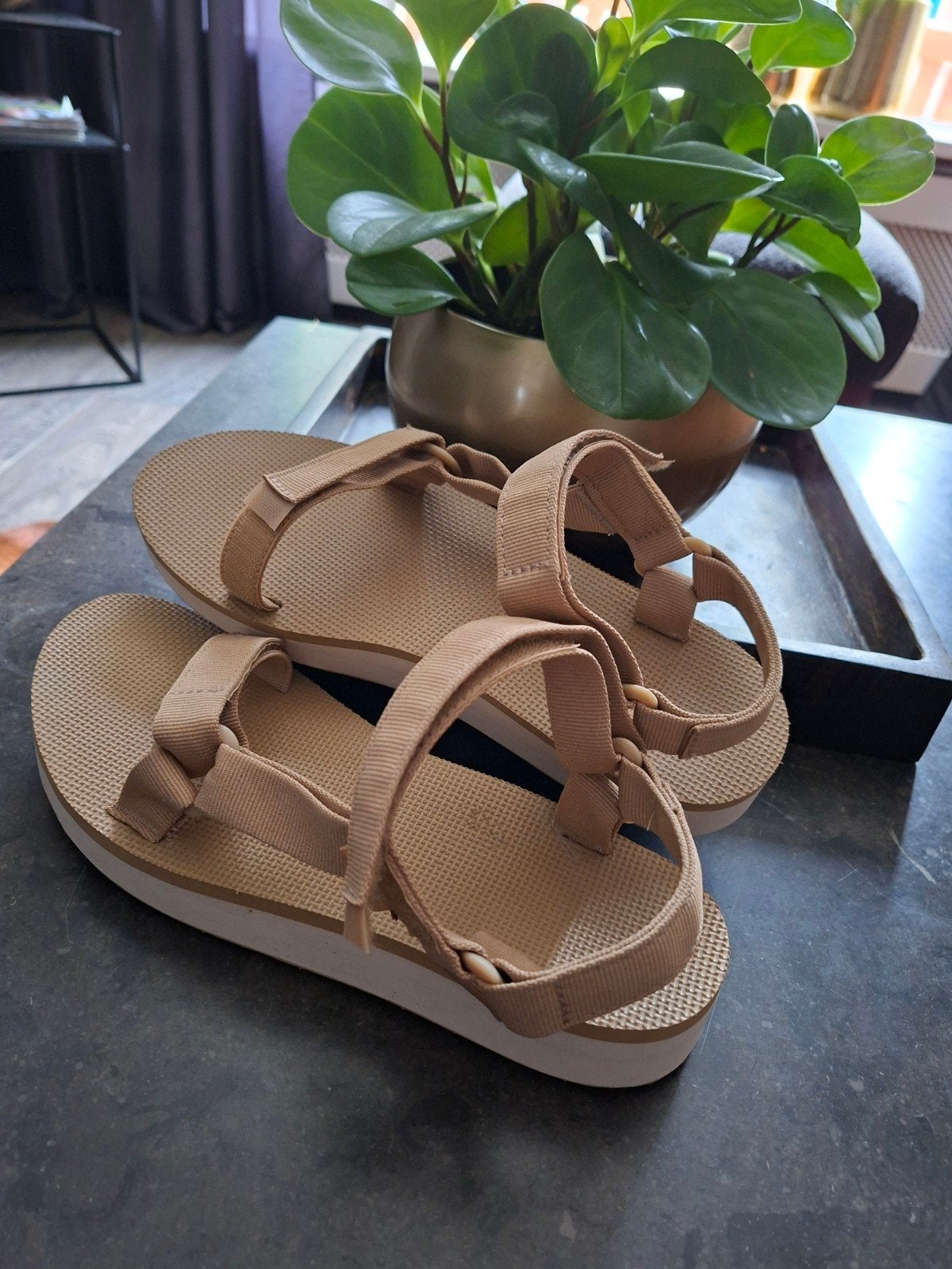 nieuwe Teva sandalen 42, Kleding | Dames, Schoenen, Ophalen of Verzenden, Nieuw, Beige, Sandalen of Muiltjes