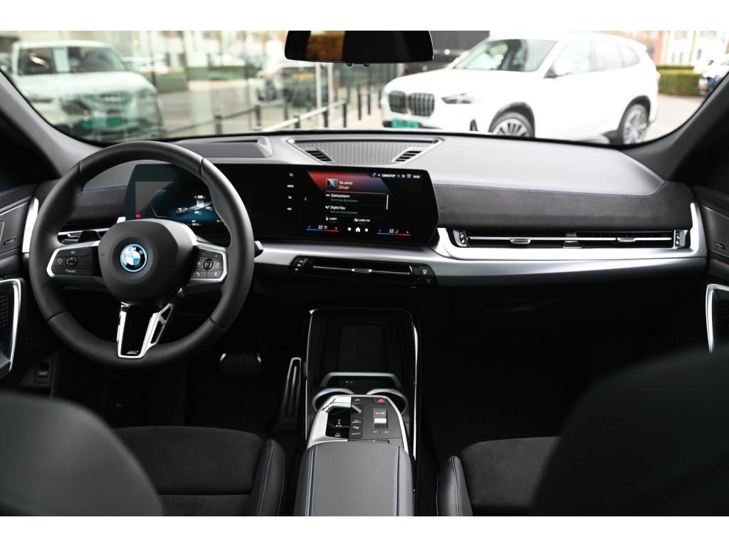 BMW iX2 eDrive20 M Sport / Panoramadak / Trekhaak / M Sports, Auto's, BMW, IX2, Met garantie (alle), Origineel Nederlands, 442 km
