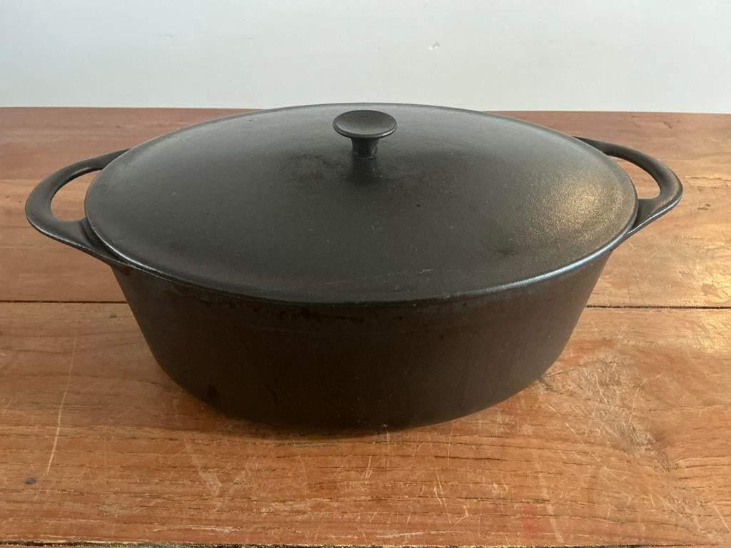 Ovale gietijzeren braadpan Cousances / Le Creuset 29x22cm, Huis en Inrichting, Keuken | Potten en Pannen, Gebruikt, Ophalen of Verzenden