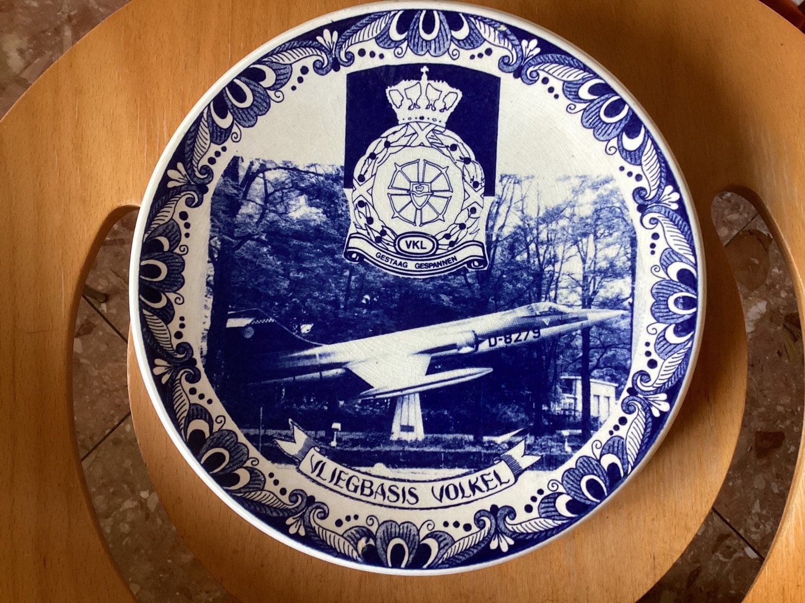 Vliegbasis Volkel // diam. 23 cm. Delfts Blauw, Ophalen of Verzenden, Landmacht, Nederland