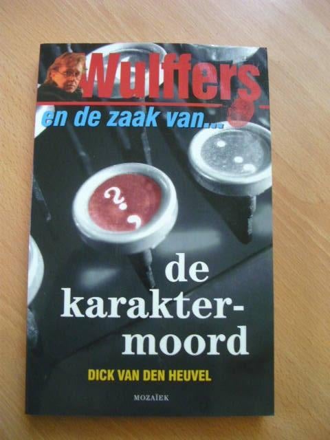 Wulffers en de zaak van de karaktermoord Dick van den Heuvel, Boeken, Ophalen of Verzenden, Zo goed als nieuw