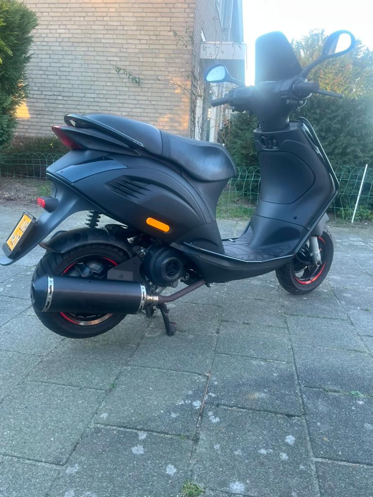 Piaggio Zip Scooter - Mat Zwart, Goede Staat, Fietsen en Brommers, Scooters | Piaggio, Maximaal 45 km/u, Zip, Ophalen of Verzenden