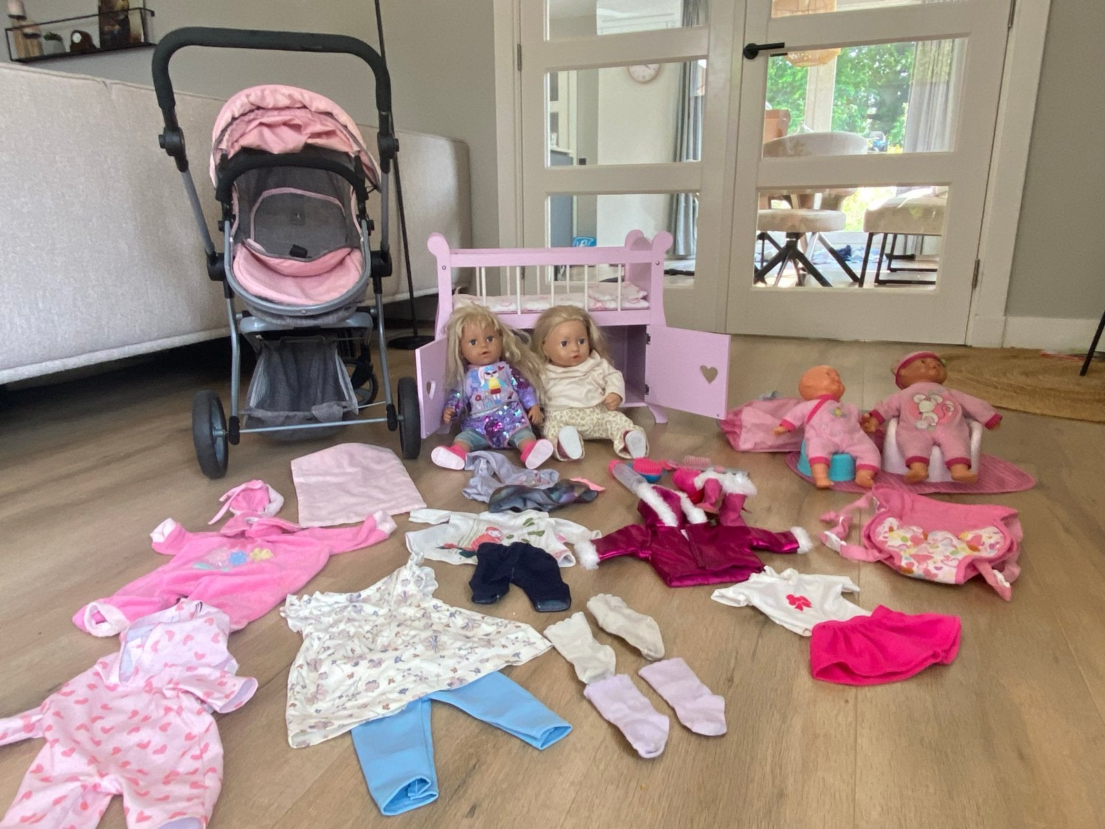 Grote set poppen met kinderwagen, bedje en kleding, Ophalen of Verzenden, Gebruikt, Babypop