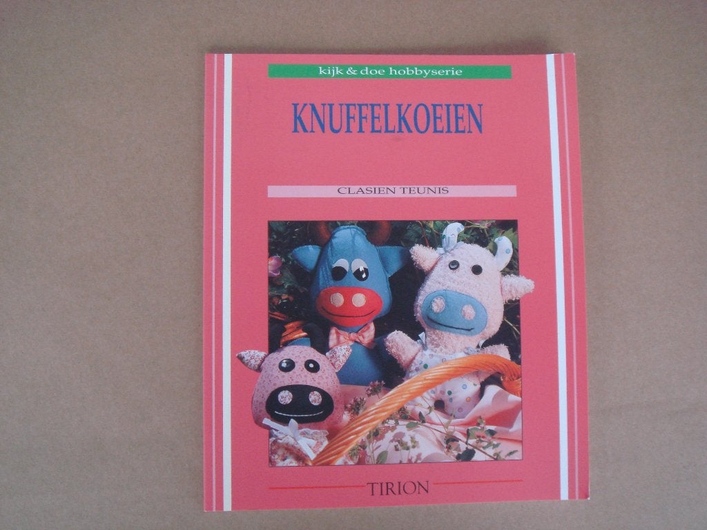 Boek Knuffelkoeien door Clasien Teunis, Ophalen of Verzenden, Zo goed als nieuw, Knutselboek, Overige merken