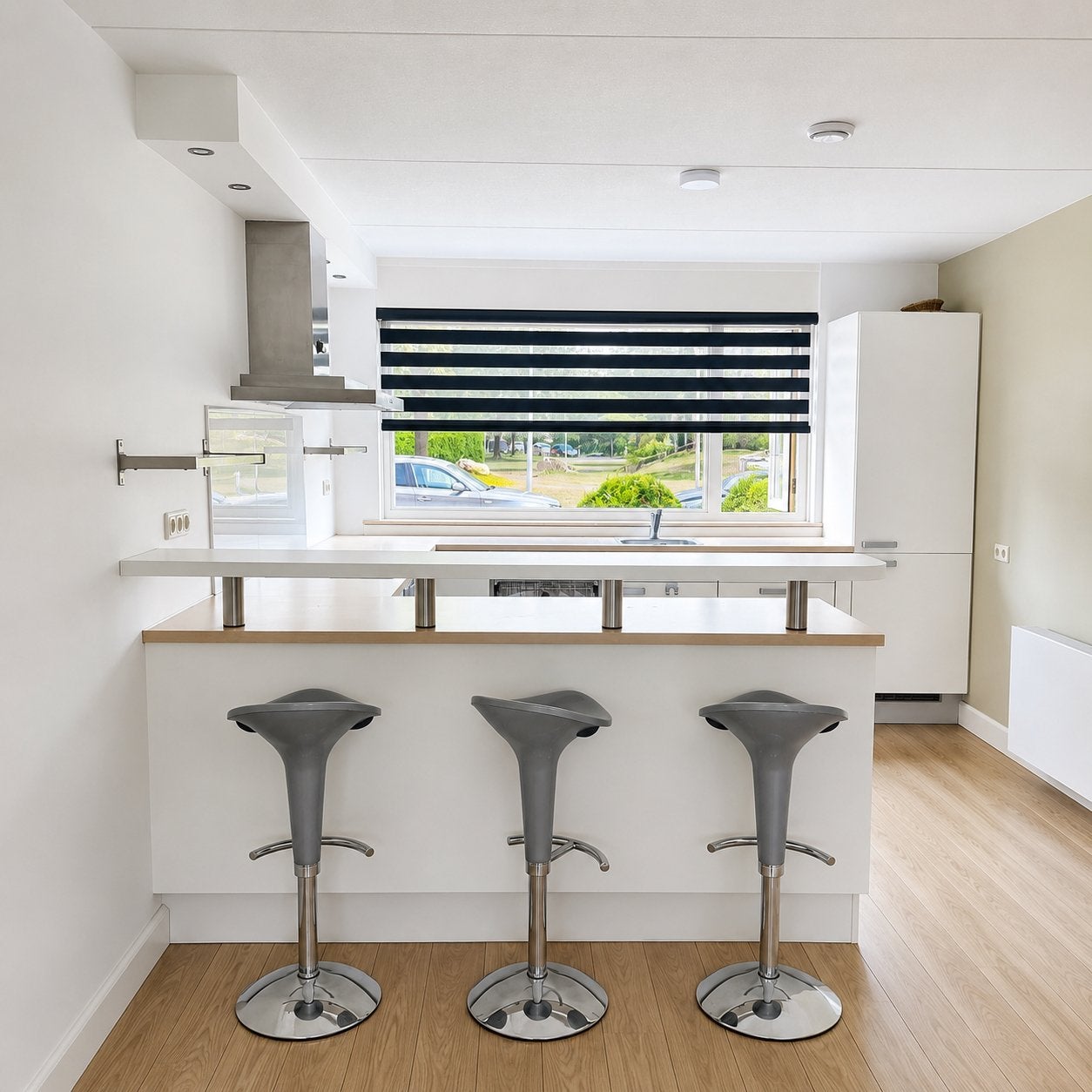 Moderne U-keuken met bar, Ophalen, U-keuken, Wit, Zo goed als nieuw