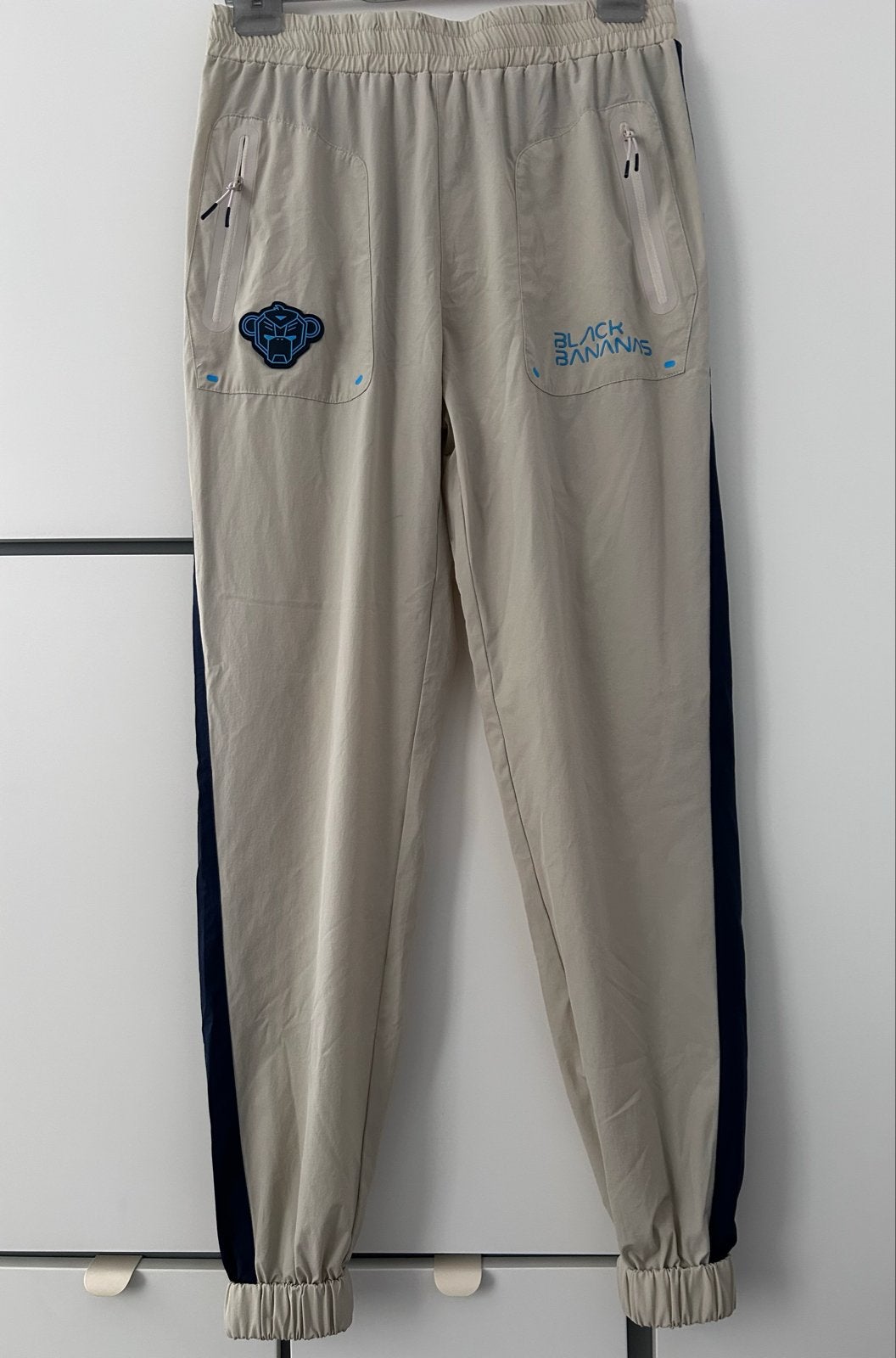 Black Bananas Trainingsbroek Maat M Zand Navy, Ophalen of Verzenden, Zo goed als nieuw, Maat 48/50 (M), Beige