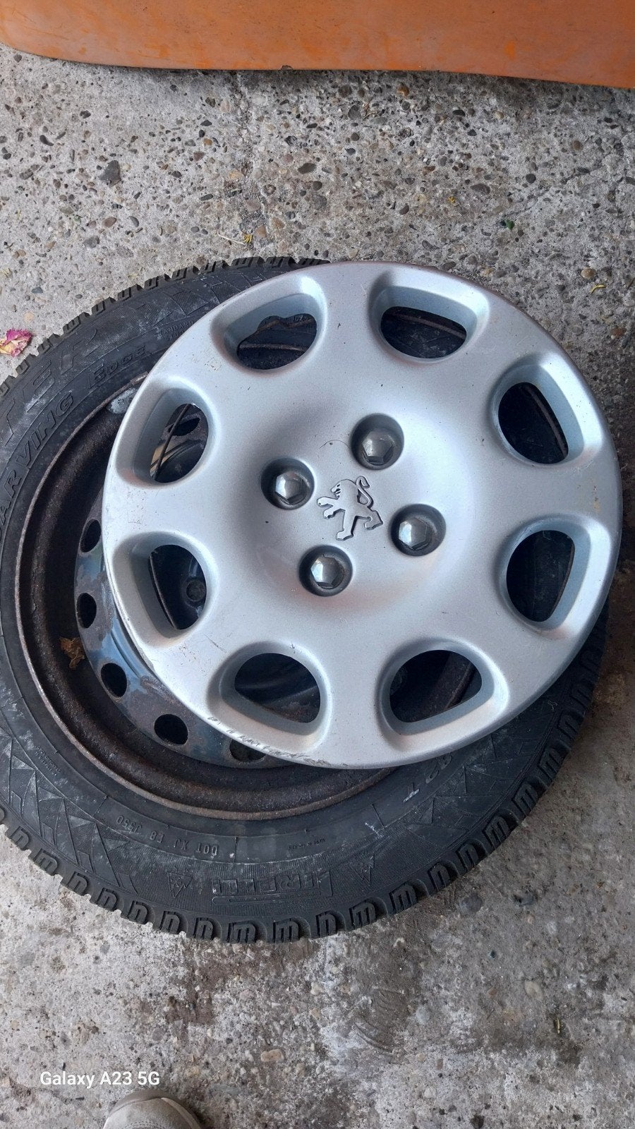 Gebruikte band van Peugeotmet Stalen Velg en Peugeot wieldop, Ophalen, Gebruikt