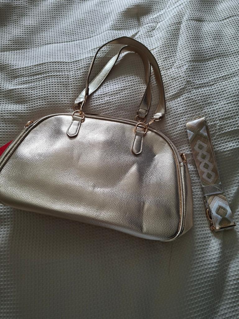 Leuke nieuwe gouden tas met brede strap, Sieraden, Tassen en Uiterlijk, Tassen | Damestassen, Ophalen of Verzenden, Nieuw, Handtas