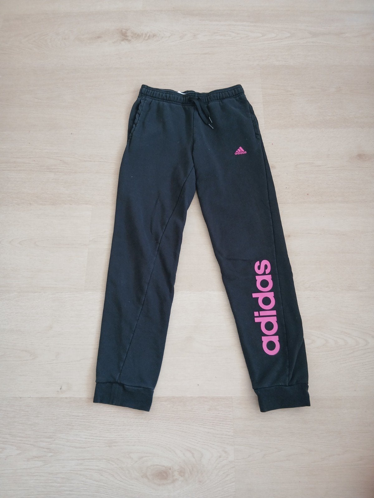 Adidas joggingbroek zwart met roze logo, Kleding | Dames, Adidas, Zwart, Ophalen of Verzenden, Maat 36 (S)